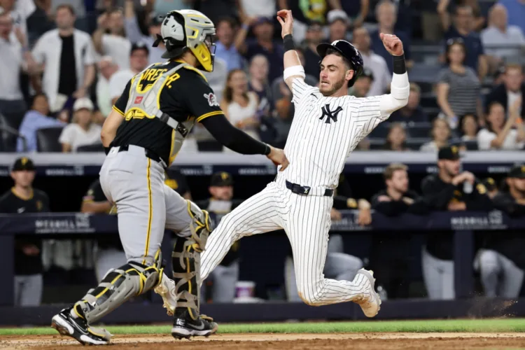 Pirates split doubleheader with Yankees